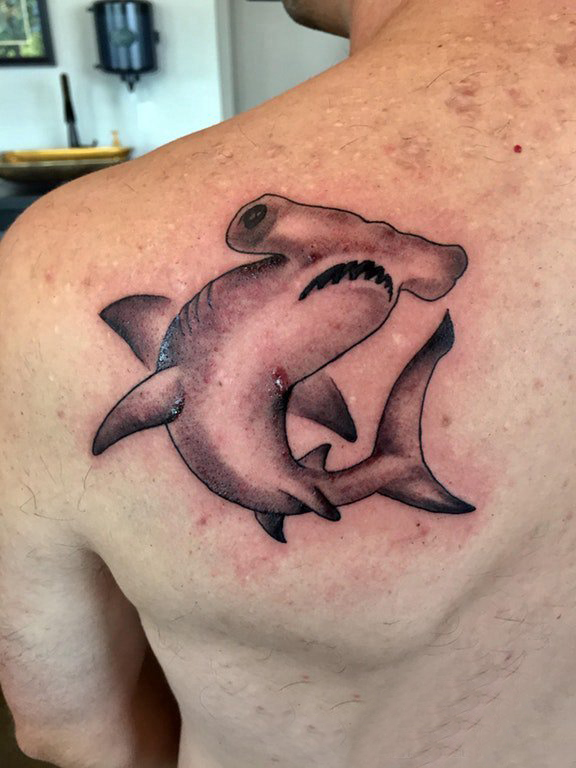点击大图看下一张：男生后肩上黑灰点刺简单线条小动物锤头鲨纹身图片