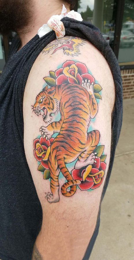 点击大图看下一张：男生手臂上彩绘简单线条植物花朵和小动物老虎纹身图片