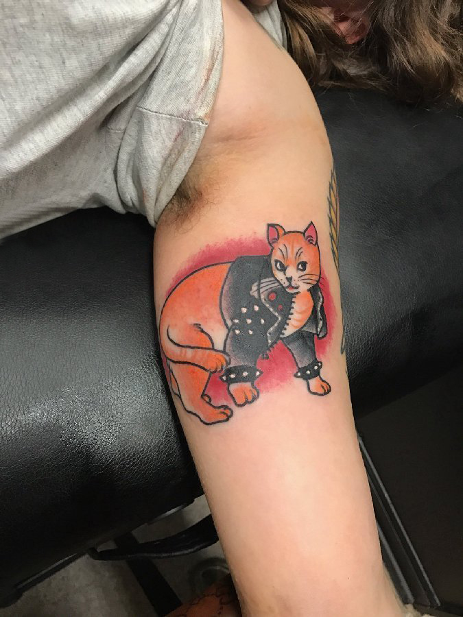 点击大图看下一张：男生手臂上彩绘水彩素描创意可爱猫咪纹身图片