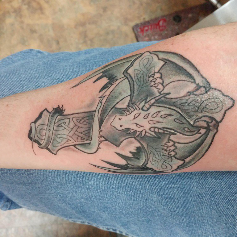 点击大图看下一张：男生手臂上黑灰素描点刺技巧霸气十字架纹身图片