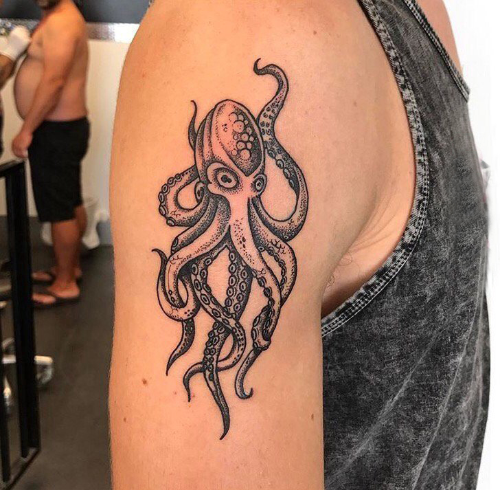 点击大图看下一张：男生手臂上黑灰素描点刺技巧章鱼纹身图片