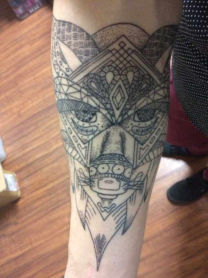 点击大图看下一张：男生手臂上黑灰素描几何元素创意图腾纹身图片