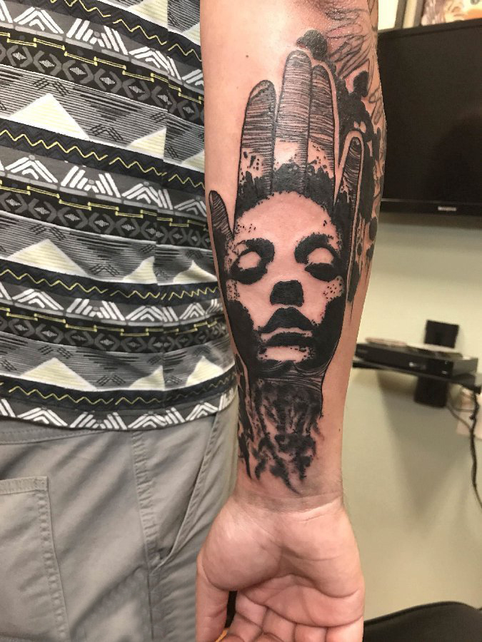 点击大图看下一张：男生手臂上黑色点刺简单线条手部和人物肖像纹身图片