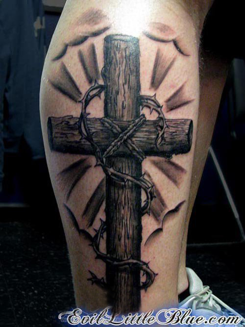 点击大图看下一张：男生小腿上黑灰素描点刺技巧创意文艺霸气十字架纹身图片