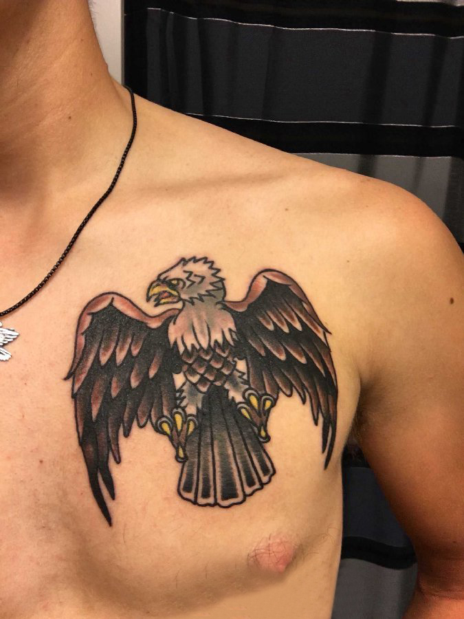 点击大图看下一张：男生胸部彩绘几何简单线条小动物老鹰纹身图片