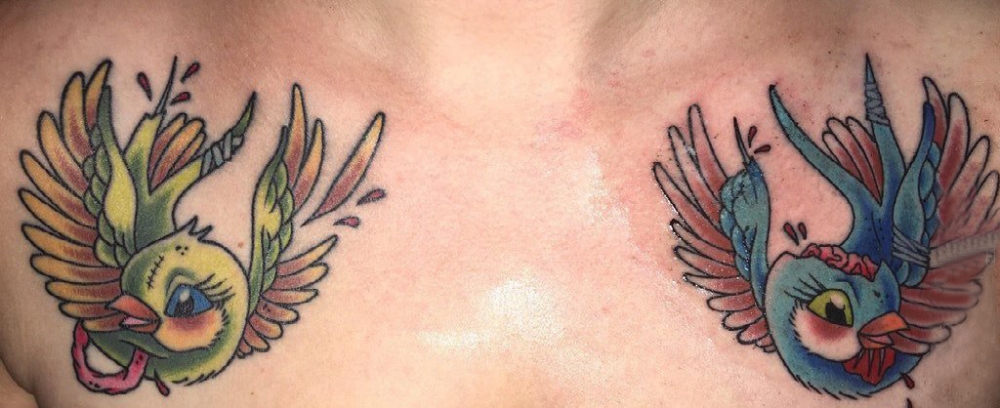 点击大图看下一张：男生胸部彩绘渐变简单线条小动物小鸟纹身图片