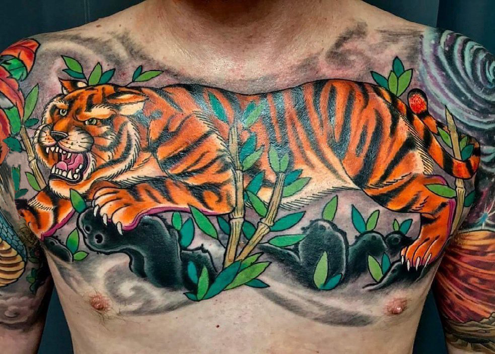 点击大图看下一张：男生胸口上彩绘水彩素描创意霸气老虎纹身图片