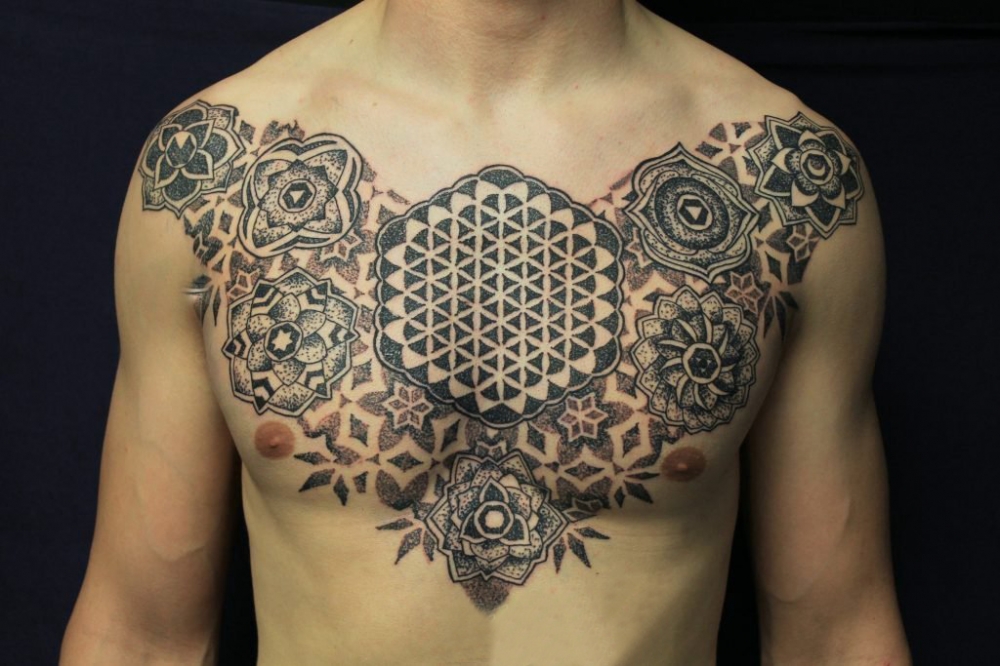 点击大图看下一张：男生胸口上黑灰素描点刺技巧创意梵花花纹纹身图片