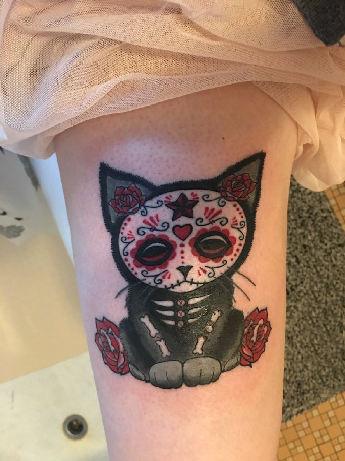 点击大图看下一张：女生大腿上彩绘水彩素描创意可爱花纹猫咪纹身图片