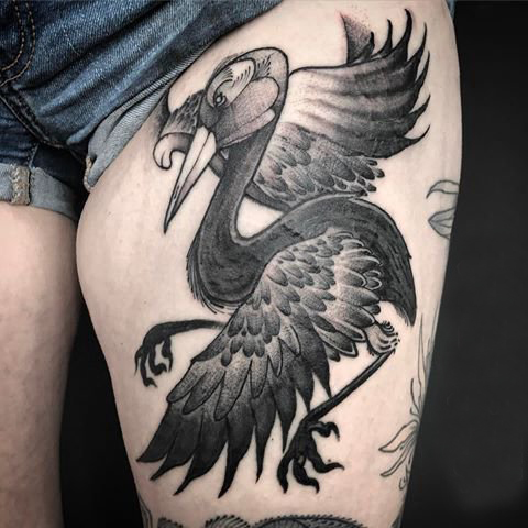 点击大图看下一张：女生大腿上黑灰素描点刺技巧创意纹身图片