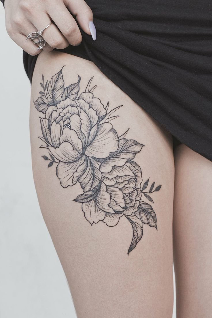 点击大图看下一张：女生大腿上黑灰素描点刺技巧文艺唯美花朵纹身图片