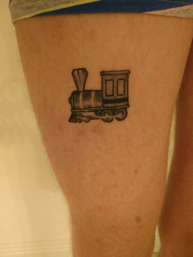点击大图看下一张：女生大腿上黑色点刺几何简单线条火车纹身图片
