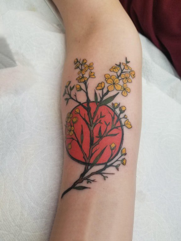 点击大图看下一张：女生手臂上彩绘几何简单线条植物花朵纹身图片