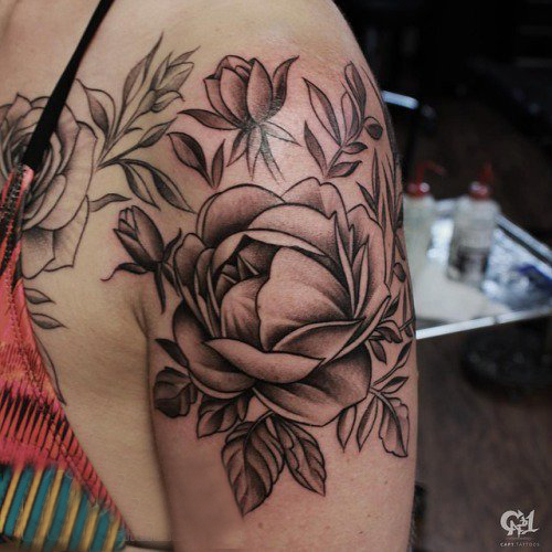 点击大图看下一张：女生手臂上黑灰素描点刺技巧创意文艺别致花朵纹身图片