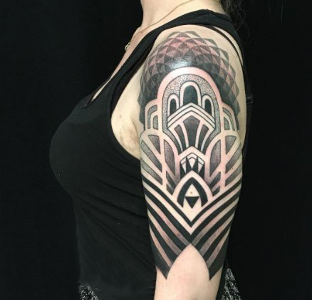 点击大图看下一张：女生手臂上黑灰素描点刺技巧创意线条几何纹身图片