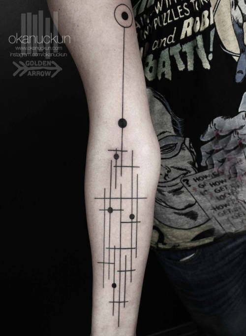 点击大图看下一张：女生手臂上黑色线条几何元素创意纹身图片