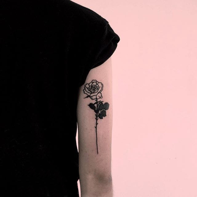 点击大图看下一张：香气扑鼻的黑色点刺简单线条小清新植物玫瑰纹身图案