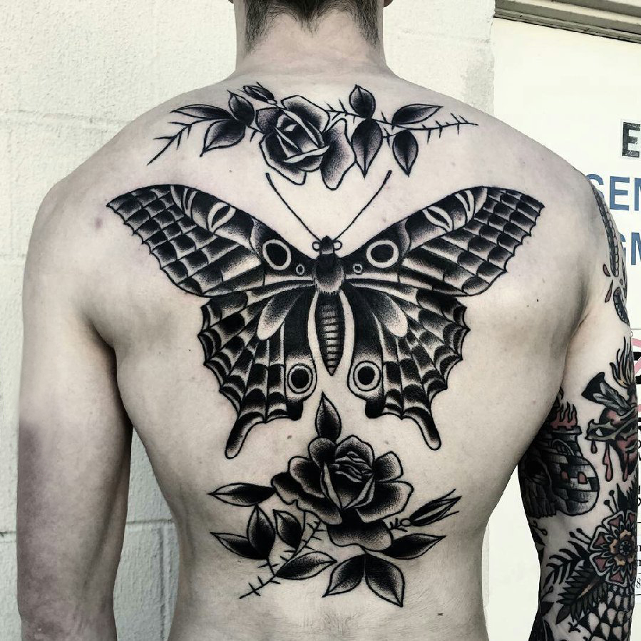 点击大图看下一张：男生背部黑灰素描创意文艺唯美蝴蝶纹身图片