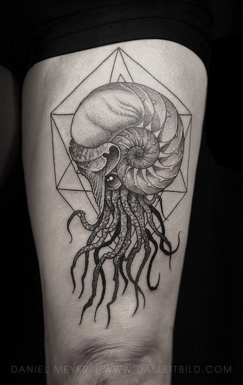 点击大图看下一张：男生大腿上黑灰素描点刺技巧创意章鱼纹身图片