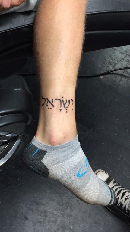 点击大图看下一张：男生脚踝上黑色简单线条创意梵文纹身图片