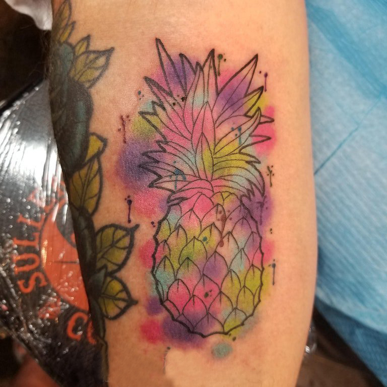 点击大图看下一张：男生手臂上彩绘渐变简单个性线条水果菠萝纹身图片