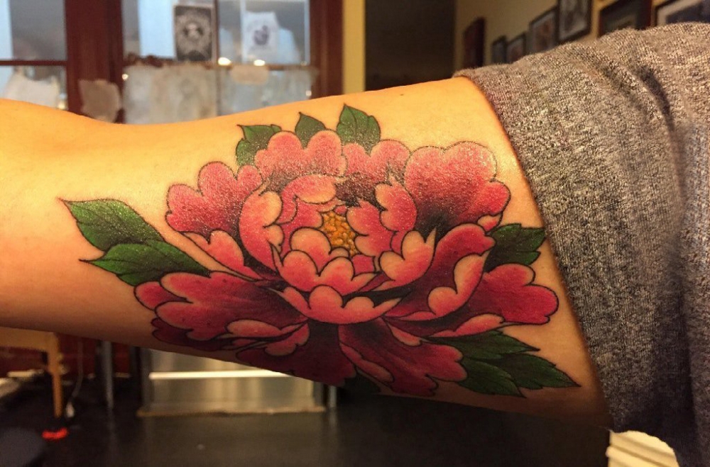 点击大图看下一张：男生手臂上彩绘渐变简单线条植物花朵纹身图片