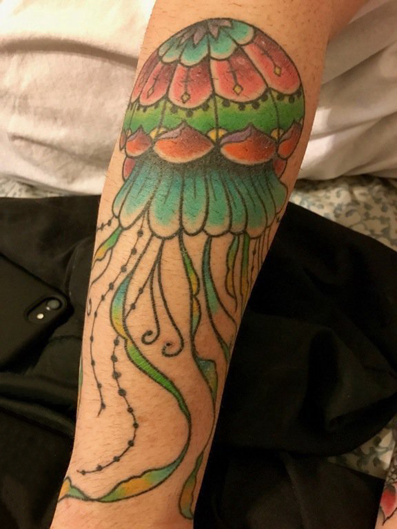 点击大图看下一张：男生手臂上彩绘水彩素描创意章鱼纹身图片