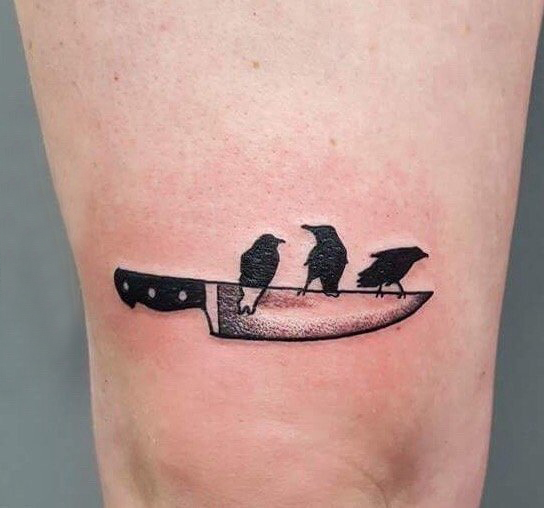 点击大图看下一张：男生手臂上黑灰素描点刺技巧匕首小鸟纹身图片