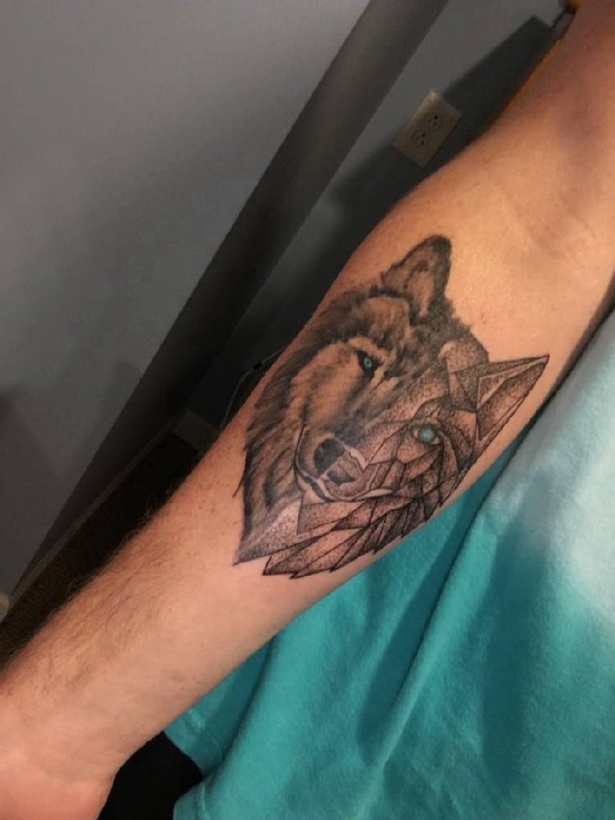 点击大图看下一张：男生手臂上黑色点刺几何简单线条拼接小动物狼头纹身图片