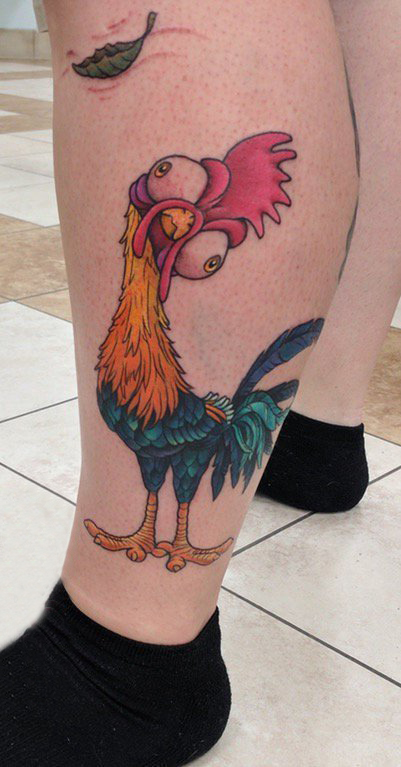 点击大图看下一张：男生小腿上彩绘水彩素描创意有趣公鸡纹身图片