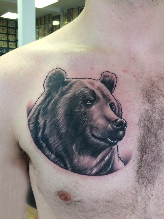 点击大图看下一张：男生胸部黑色点刺简单线条小动物熊纹身图片