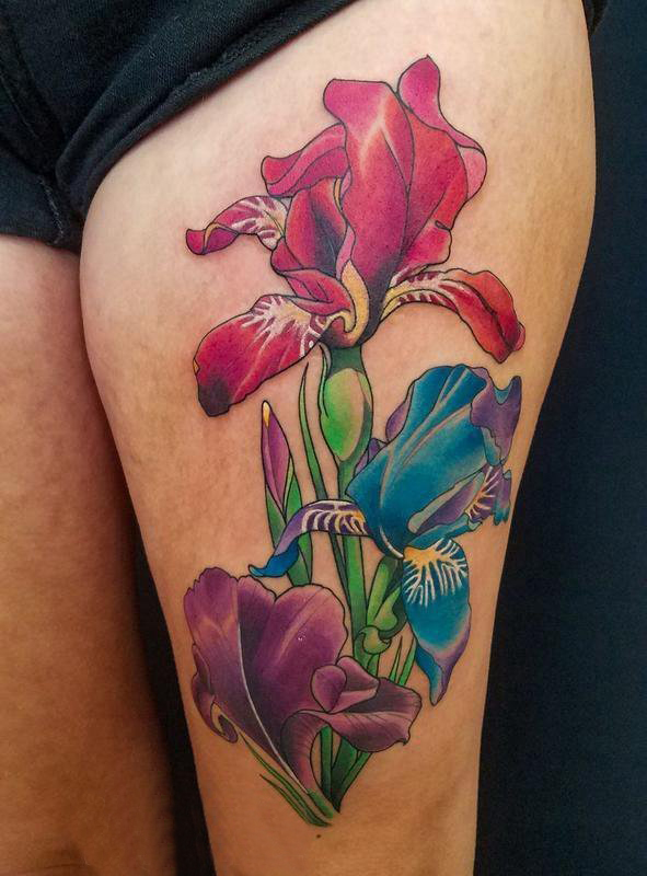 点击大图看下一张：女生大腿上彩绘渐变简单线条植物花朵纹身图片