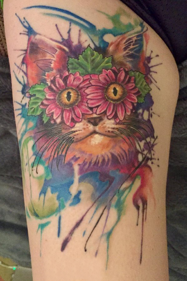点击大图看下一张：女生大腿上彩绘水彩泼墨可爱狐狸纹身图片
