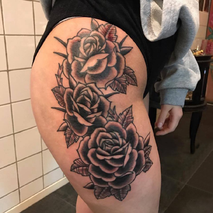 点击大图看下一张：女生大腿上黑灰素描点刺技巧唯美玫瑰纹身图片