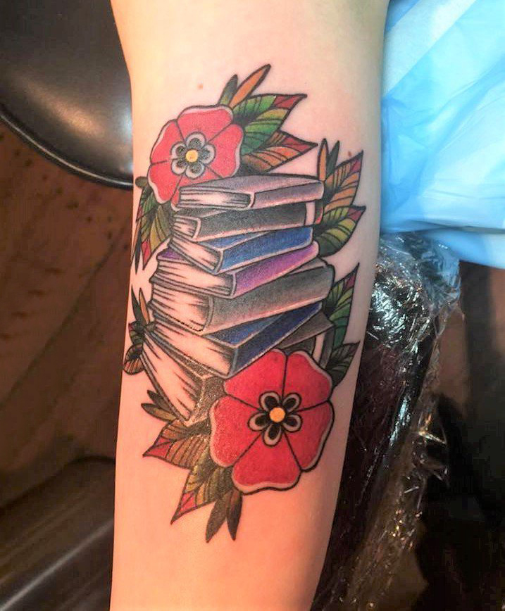 点击大图看下一张：女生手臂上彩绘几何简单线条植物花朵和书籍纹身图片