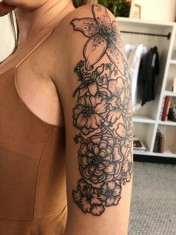 点击大图看下一张：女生手臂上黑色点刺简单线条创意植物花朵半袖纹身图片