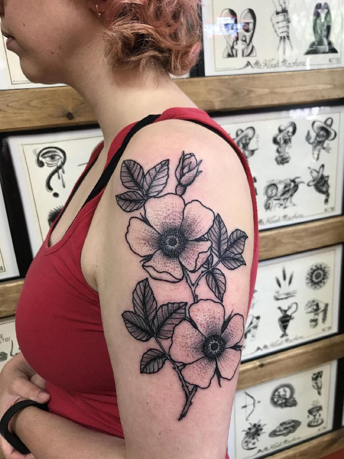 点击大图看下一张：女生手臂上黑色点刺简单线条植物花朵纹身图片