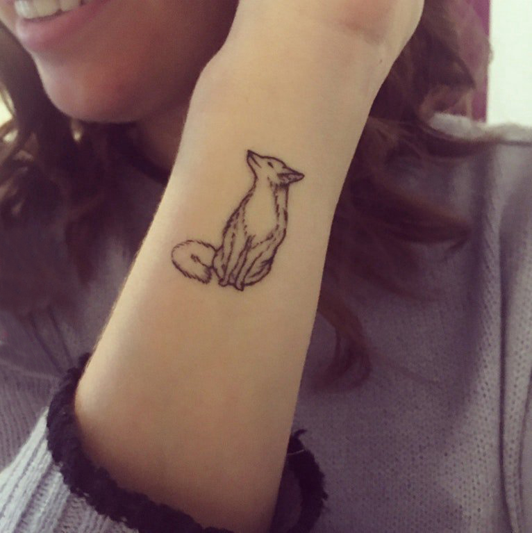 点击大图看下一张：女生手臂上黑色简单线条小动物狐狸纹身图片