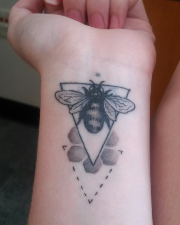 点击大图看下一张：女生手腕上黑色点刺几何简单线条小动物蜜蜂纹身图片