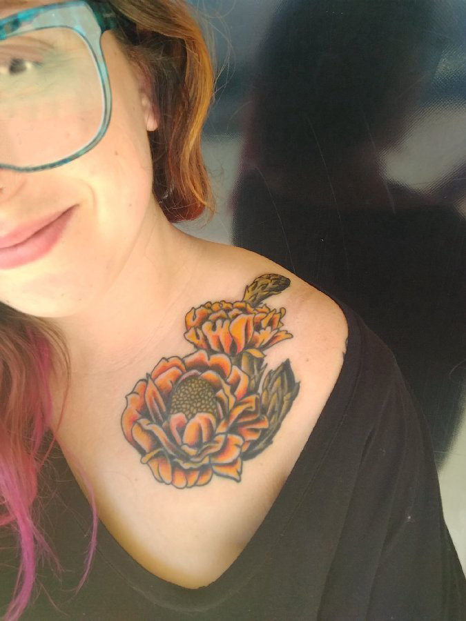 点击大图看下一张：女生锁骨下彩绘水彩素描创意唯美花朵纹身图片