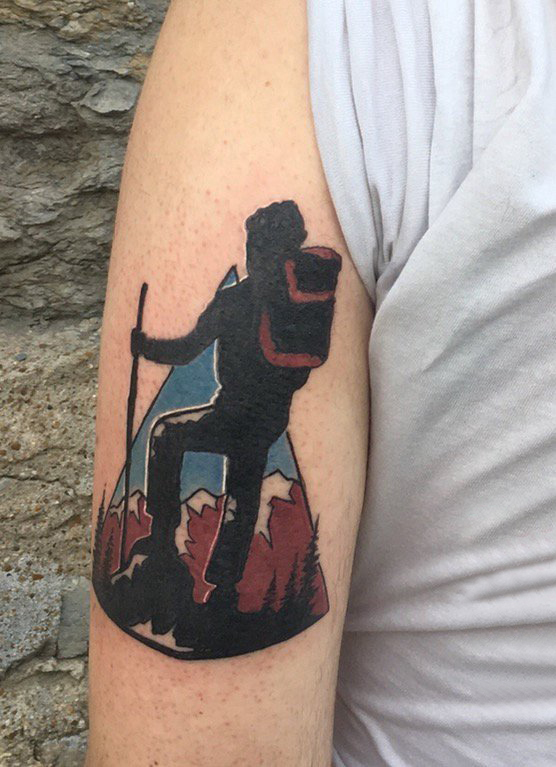 点击大图看下一张：男生手臂上彩绘水彩素描创意登山风景纹身图片