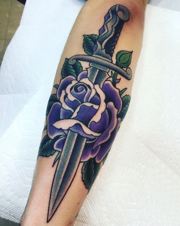 点击大图看下一张：男生手臂上彩绘水彩素描创意文艺花朵匕首纹身图片
