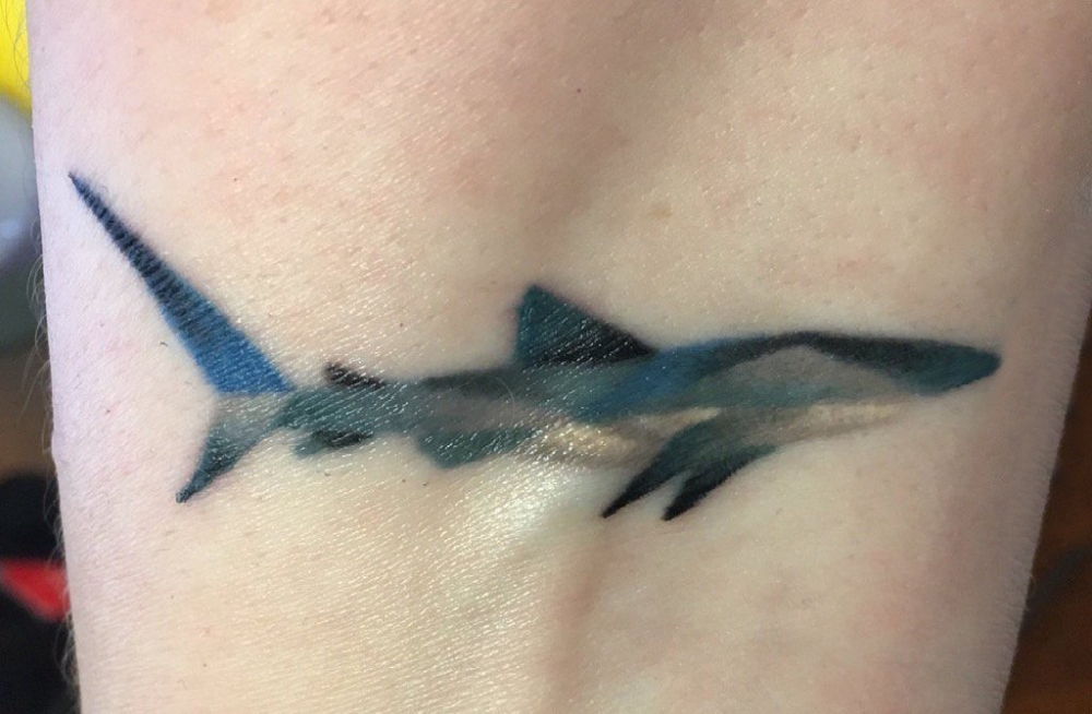 点击大图看下一张：男生手臂上彩绘水彩素描创意有趣鲨鱼纹身图片