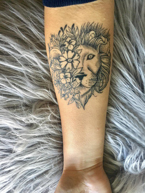 点击大图看下一张：男生手臂上黑灰点刺简单线条植物花朵和狮子拼接纹身图片