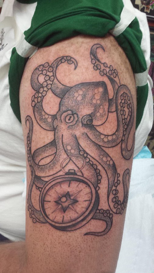 点击大图看下一张：男生手臂上黑灰素描点刺技巧创意霸气章鱼纹身图片