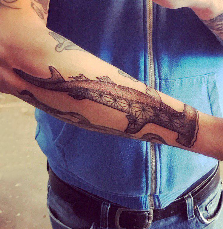 点击大图看下一张：男生手臂上黑灰素描点刺技巧创意鱼类纹身图片