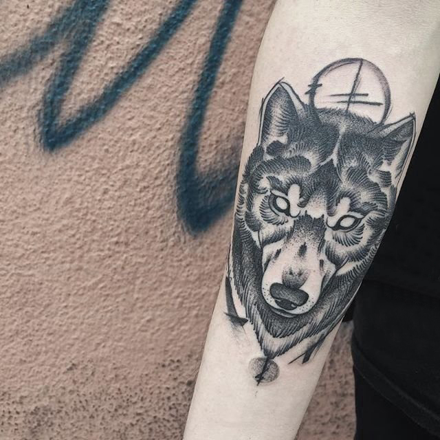 点击大图看下一张：男生手臂上黑色点刺几何抽象线条小动物狼纹身图片