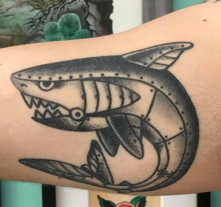 点击大图看下一张：男生手臂上黑色点刺几何简单线条小动物机械鲨鱼纹身图片