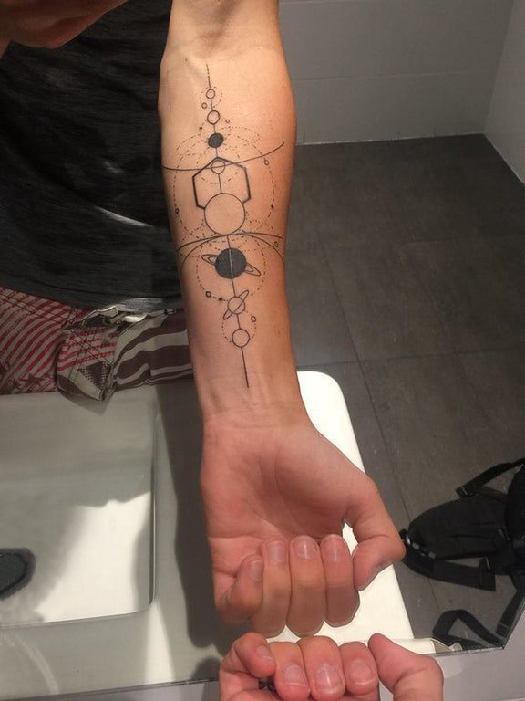 点击大图看下一张：男生手臂上黑色几何简单个性线条创意星球纹身图片