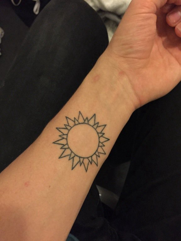 点击大图看下一张：男生手臂上黑色线条创意文艺太阳纹身图片